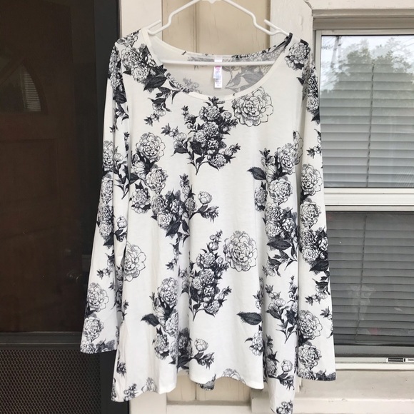 LuLaRoe Tops - NWT! LuLaRoe Lynnae Floral Top!